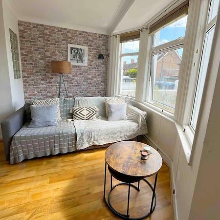 Cosy Flat In Burgess Hill, Sussexアパートメント エクステリア 写真