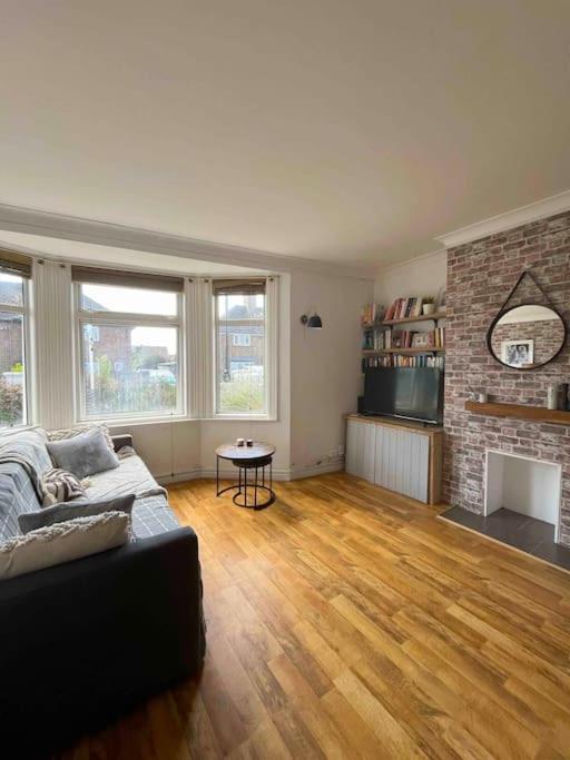 Cosy Flat In Burgess Hill, Sussexアパートメント エクステリア 写真