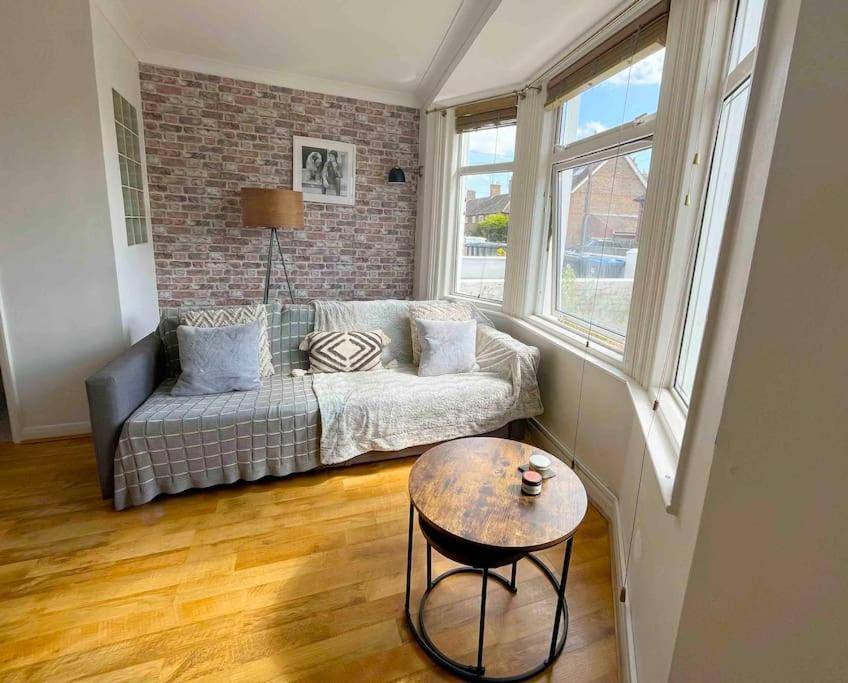 Cosy Flat In Burgess Hill, Sussexアパートメント エクステリア 写真